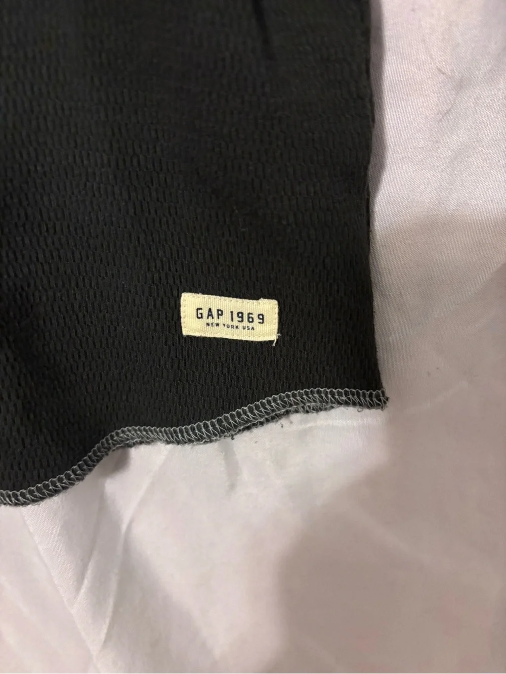 GAP Long Sleeve Ombre Tee in Light Gray to Dark Gray/Black